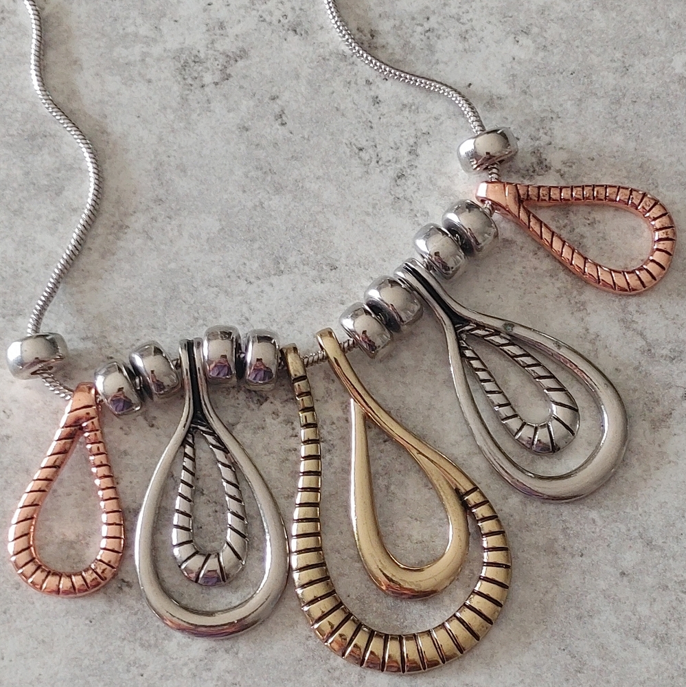 Elegant Three-Tone Teardrop Necklace - Picture 8 of 8